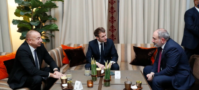 Макрон провел видеоконференцию с главами Армении, Азербайджана и ЕС