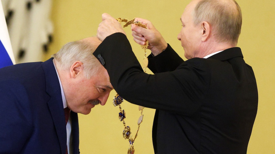 Путин подарил Лукашенко еще $300 миллионов и орден