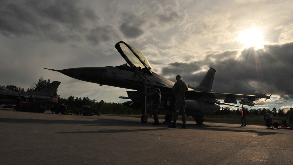 Байден поручил Пентагону расширить подготовку украинских пилотов F-16