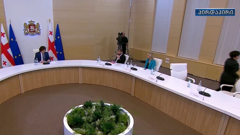 კრიტიკული მედიის წარმომადგენლებმა დროებით დატოვეს ირაკლი კობახიძესთან შეხვედრა