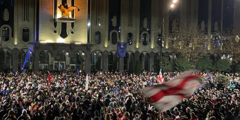 У парламента Грузии проходит многотысячный антиправительственный митинг