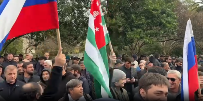 Участники акции в Сухуми окружили комплекс правительственных зданий