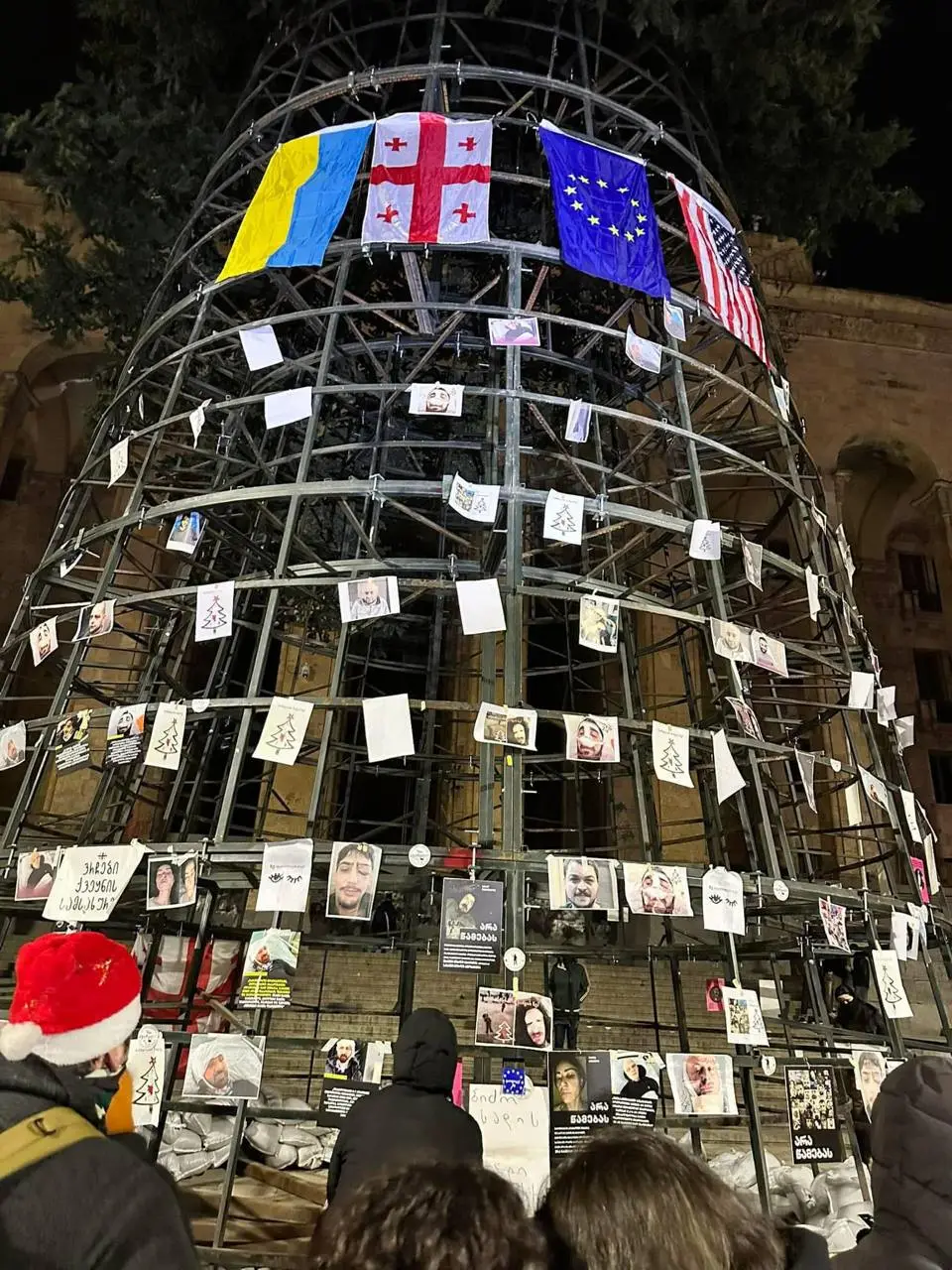 В Тбилиси у парламента Грузии стоит протестная елка