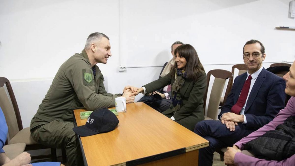 კიევში პარიზის მერს თავშესაფარში გადასვლა მოუწია რუსული მიგ–ის გამო