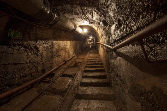 ტყიბულში 65 წლის მეშახტემ დირექტორის კაბინეტში ვენები გადაიჭრა