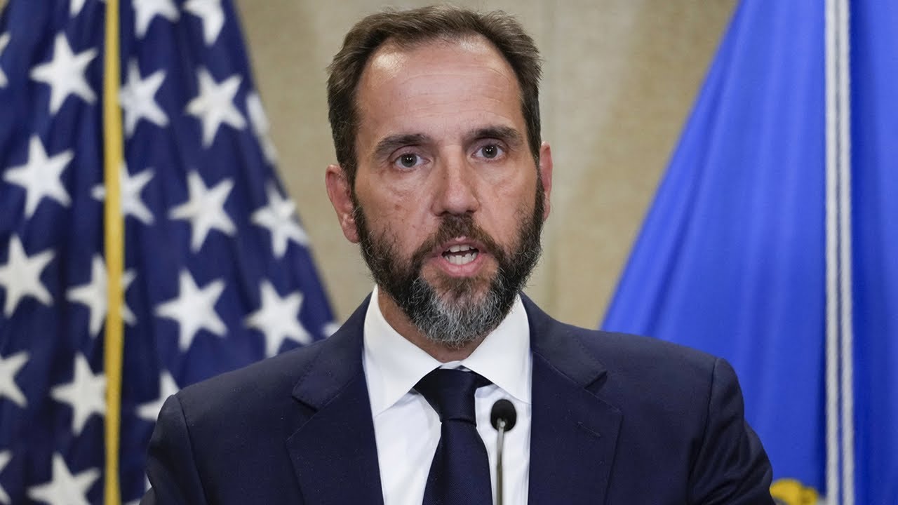 Спецпрокурор, который вел дела против Трампа, ушел в отставку