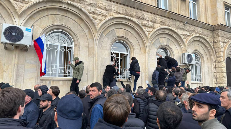Протестующие проникли в комплекс правительственных зданий в Сухуми
