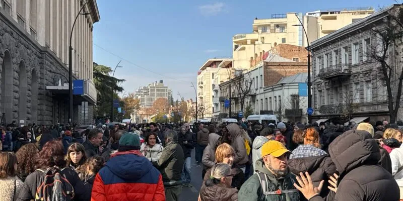 Акция протеста продолжается на проспекте Меликишвили