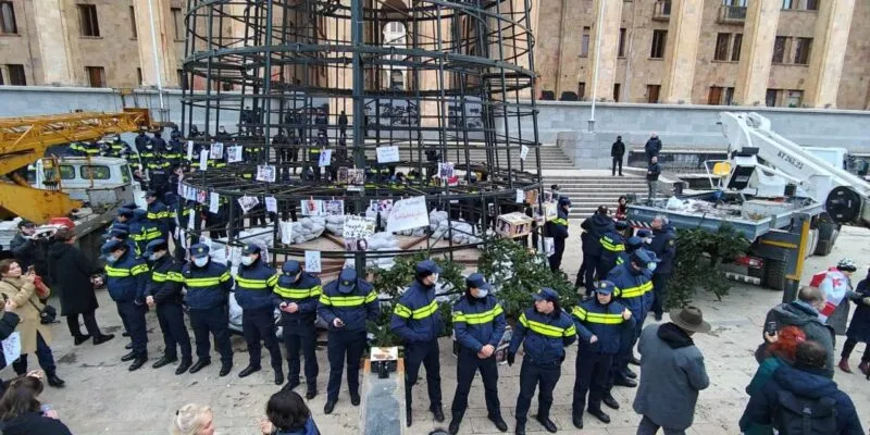 Митинг представителей СМИ продолжился у новогодней елки у парламента Грузии