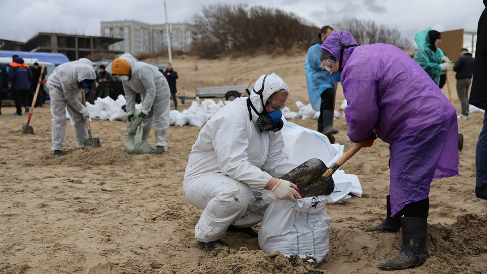 В Кремле не увидели причин вводить ЧС из-за утечки мазута в Черном море