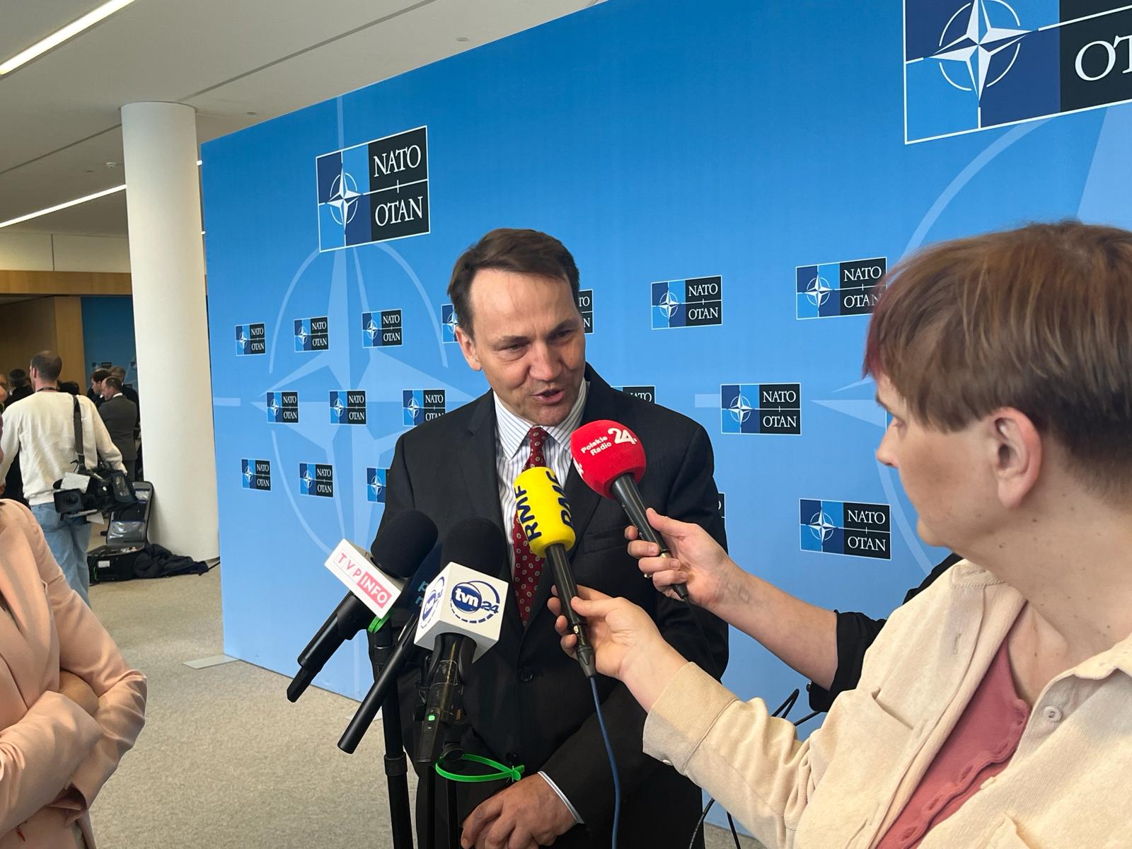 სიკორსკი: უკრაინაში NATO–ს მისიის შექმნა გადავწყვიტეთ