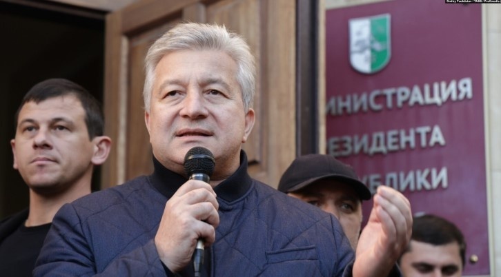 «Оплеуха абхазскому государству» – оппозиционеры о лишении гражданства РФ