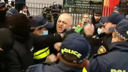 В Тбилиси задержали нескольких участников акции, в том числе телеоператора