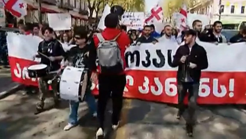 ახალგაზრდების საპროტესტო მსვლელობა პარლამენტთან დასრულდა
