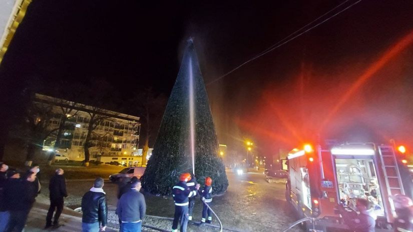 თელავში მთავარი საახალწლო ნაძვის ხის ნაწილი დაიწვა