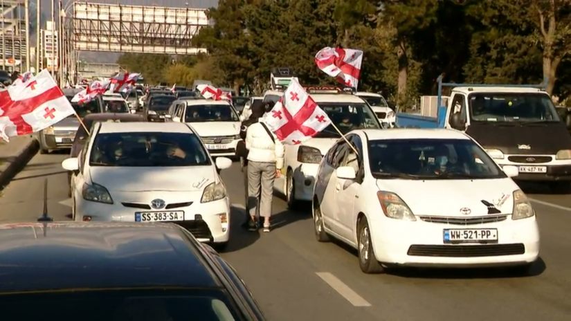 ენმ–ის ორგანიზებით თბილისში ავტომსვლელობა მიმდინარეობს