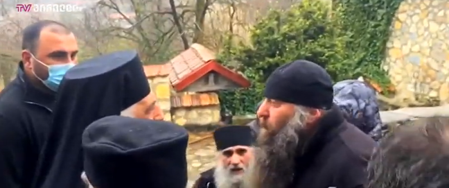 მღვდელმსახურებაშეჩერებულ დიაკვნებთან სალაპარაკოდ ჩასულ ჭყონდიდის მეუფეს ტერიტორიის დატოვება პოლიციის დახმარებით მოუწია